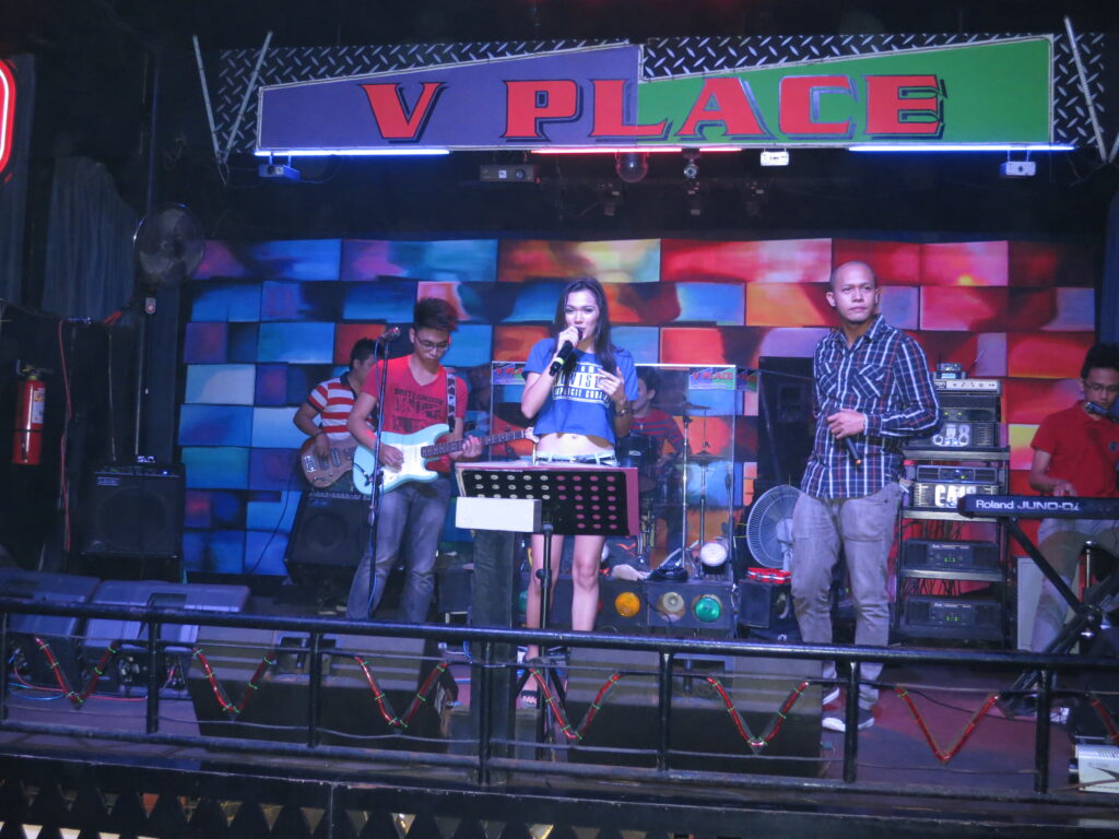 V-PLace, meine Lieblingsbar in Davao. Gutes essen, gutes Trinken, nette Bedienung, nettes Publikum, gute Musik