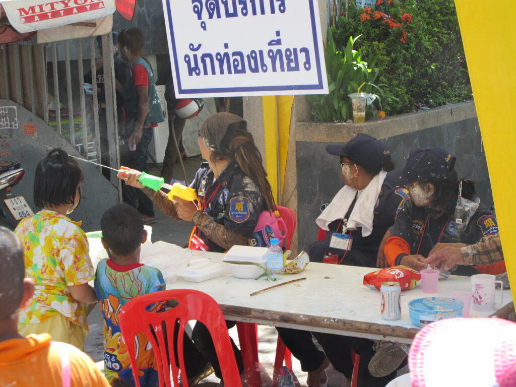 Mittendrin im Song-Kran, im Thailändischen Wasserfest. Ohne Guide, ohne Hotel-Bus, ohne Veranstalter. Ohne meine Exfrau.